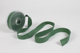 UN-000688 Green velvet ribbon 25mm x 7m