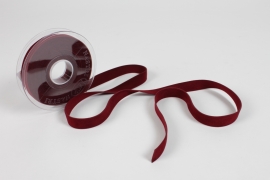 UN-000700 Burgundy velvet ribbon 15mm x 7m